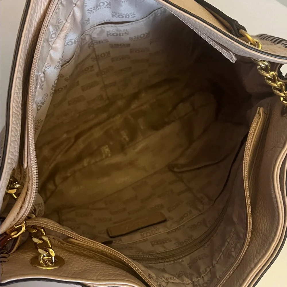 Michael Kors Whipped Chelsea Leather Shoulder Bag - Picture 7 of 8